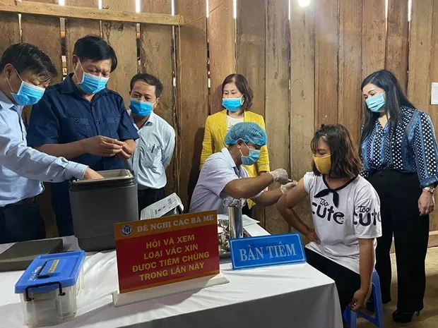 Thứ trưởng Đỗ Xuân Tuyên kiểm tra việc tiêm chủng tại xã Quang Hòa. (Ảnh: PV/Vietnam+)