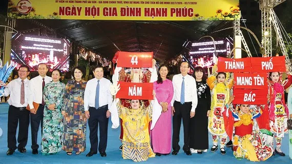 Chủ tịch UBND TPHCM Nguyễn Thành Phong cùng các đại biểu dự lễ khai mạc.