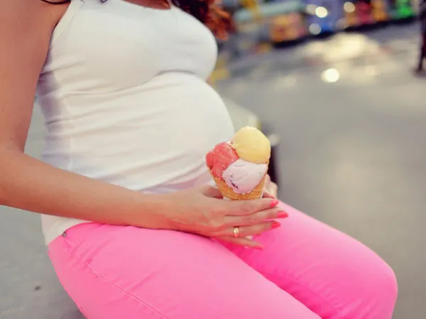 'Điểm măt' 5 nguy cơ tiềm ẩn khi bà bầu ăn kem 1