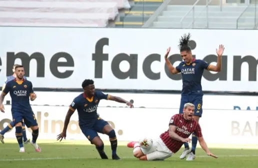 Sai lầm của Smalling khiến Roma thua AC Milan 0-2