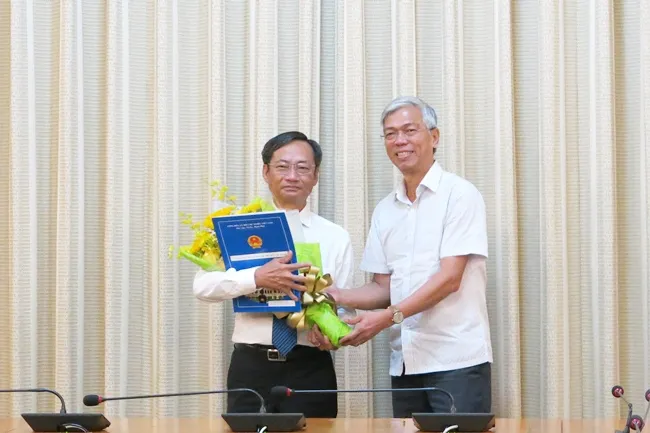 Phó Chủ tịch UBND TPHCM Võ Văn Hoan trao quyết định của UBNDTP bổ nhiệm ông Võ Trung Trực. 
