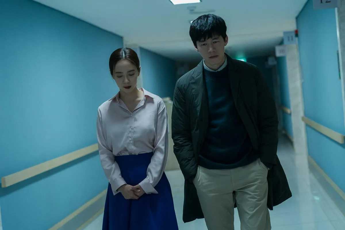 Tuy nhiên, nếu Yoo Jin đã rắp tâm hãm hại gia đình nam chính, thì liệu vấn đề máu mủ có còn quan trọng?