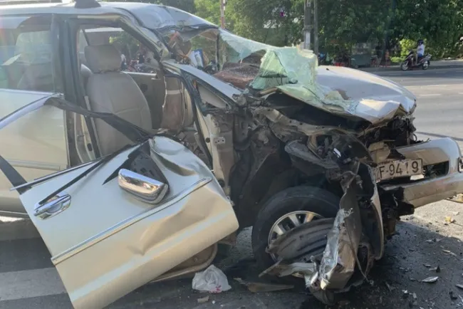 Tin tức tai nạn giao thông hôm nay 3/7/2020: Ôtô 7 chỗ tông vào đuôi xe tải, 4 người bị thương