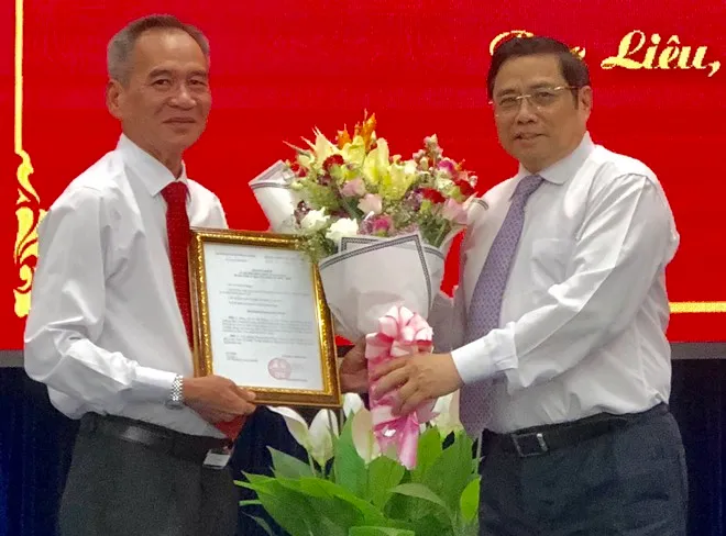 Ông Phạm Minh Chính (bên phải) trao quyết định của Bộ Chính trị phân công ông Lữ Văn Hùng giữ chức Bí thư Tỉnh ủy Bạc Liêu