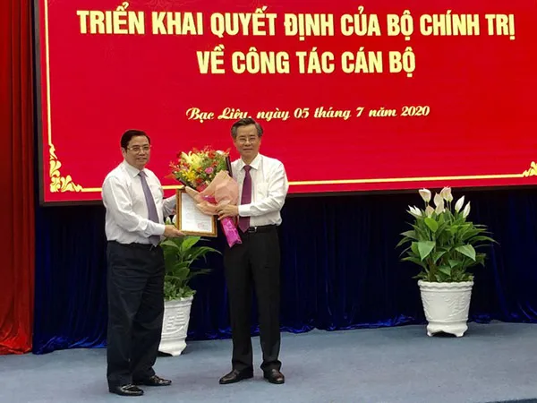 Ông Phạm Minh Chính (bên trái) trao quyết định của Bộ Chính trị phân công ông Nguyễn Quang Dương giữ chức Phó trưởng Ban Tổ chức T.Ư