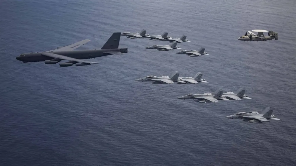 Máy bay B-52 Mỹ tham gia tập trận cùng tàu sân bay ở Biển Đông