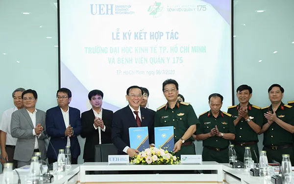 Giáo sư Tiến sĩ Nguyễn Đông Phong, Hiệu trưởng Trường Đại học Kinh tế TPHCM và Thiếu tướng Nguyễn Hồng Sơn, Giám đốc Bệnh viện 175 ký kết hợp tác