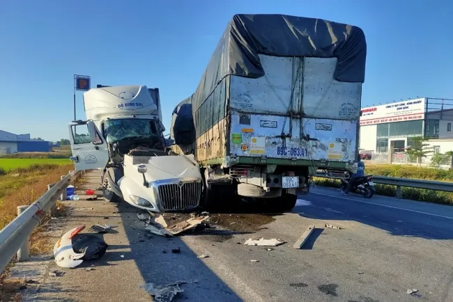 Tin tức tai nạn giao thông hôm nay 6/7/2020: Xe tải tông trực diện container, 3 người thương vong 