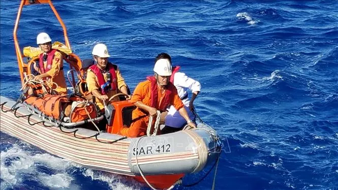 Xuồng cứu nạn đưa nạn nhân qua tàu SAR 412 để cấp cứu và đưa về bờ.