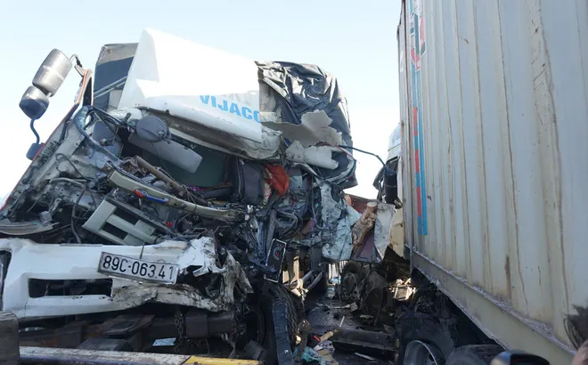 Tin tức tai nạn giao thông hôm nay 6/7/2020: Xe tải tông trực diện container, 3 người thương vong 