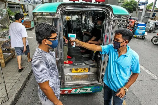 Kiểm tra thân nhiệt cho hành khách tại Manila, Philippines