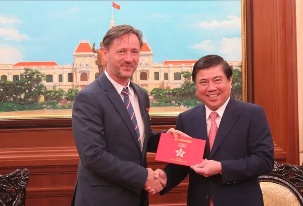 Chủ tịch Nguyễn Thành Phong đã trao Huy hiệu TPHCM cho ông Baloghdi Tibor, Tổng Lãnh sự Hungary tại TPHCM