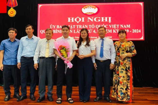 Phó Bí thư thường trực Quận ủy Quận Bình Tân Nguyễn Việt Quế Sơn nhận hoa chúc mừng trong cương vị Phó Chủ tịch Ủy ban MTTQ Việt Nam quận không chuyên trách. 