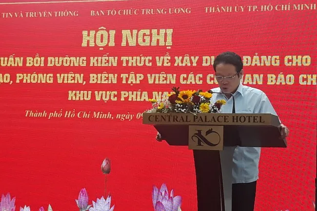 Thứ trưởng Bộ Thông tin và Truyền thông Hoàng Vĩnh Bảo phát biểu tại hội nghị. 