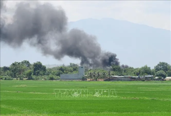 Cháy dữ dội khu tiếp xăng sân bay quân sự Thành Sơn