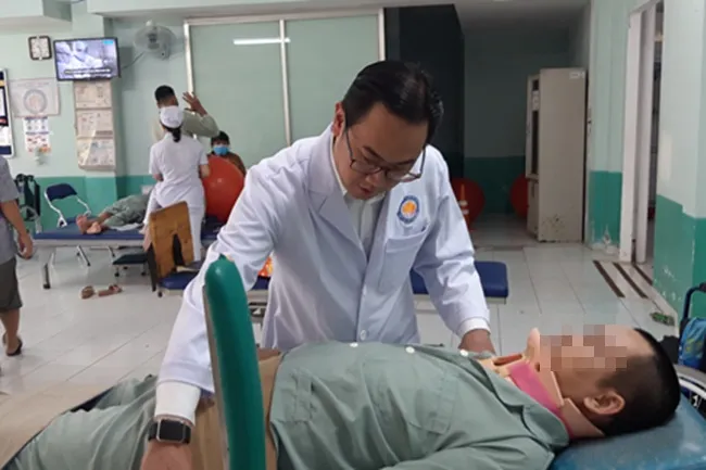TS.BS Phan Minh Hoàng tham khám bệnh nhân 