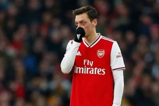 Mesut Ozil hé lộ tương lai ở Arsenal