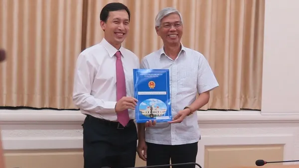 Phó Chủ tịch UBND TP Võ Văn Hoan trao quyết định cho ông Vũ Anh Khoa