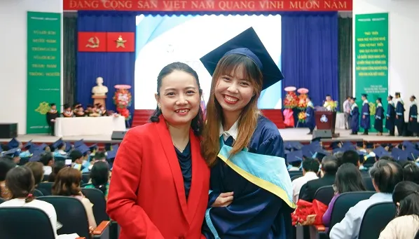 Tân kỹ sư Nguyễn Phương Mẫn Tuệ bên người thân tại Lễ tốt nghiệp