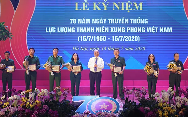 Thủ tướng Nguyễn Xuân Phúc tặng biểu trưng tôn vinh các TNXP điển hình tiêu biểu qua các thời kỳ