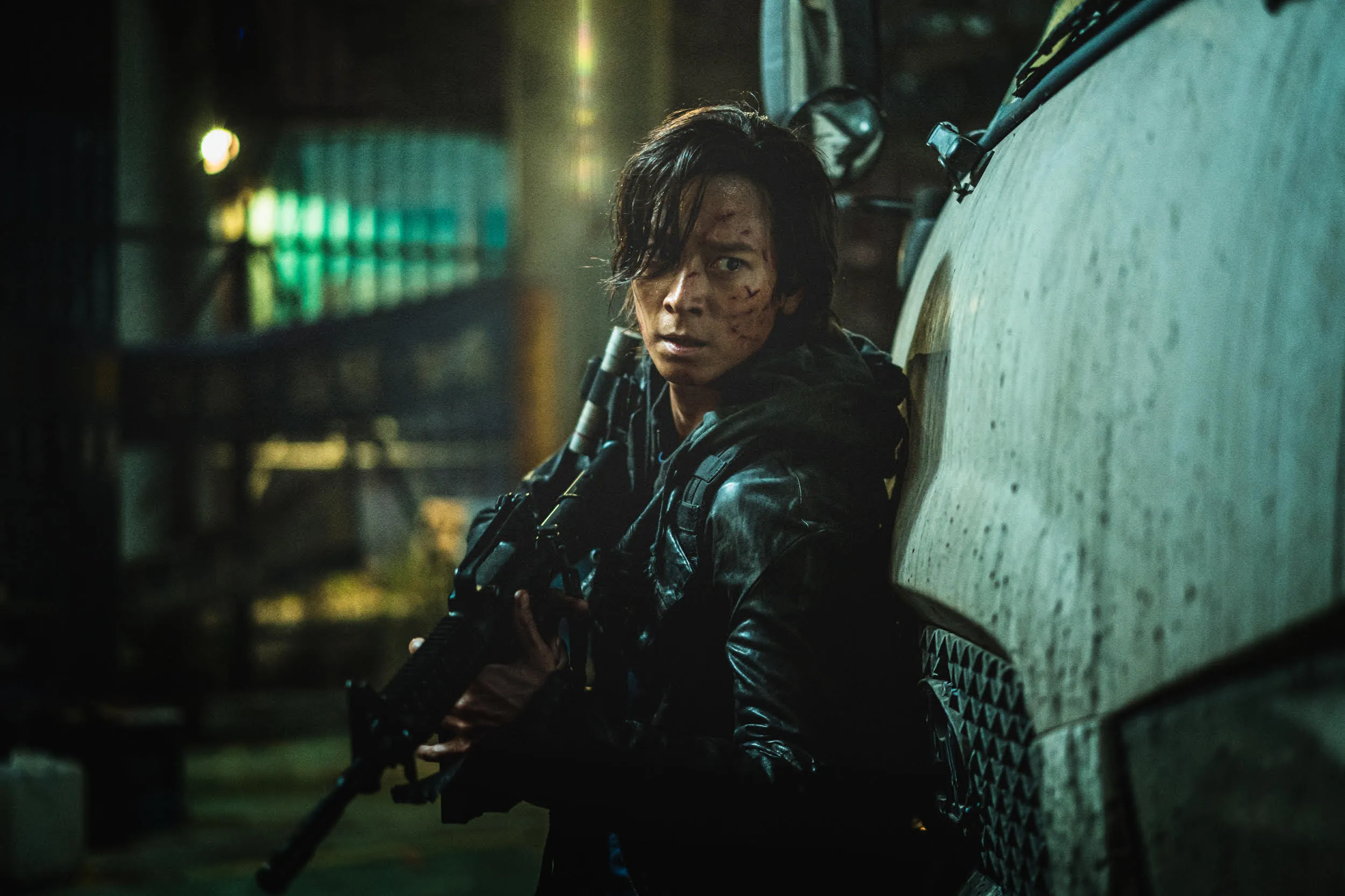 Trong Bán Đảo, Gang Dong Won sắm vai tay cựu binh Jung Seok, người đã mất hết cả gia đình do đại dịch zombie.