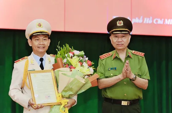 Trao quyết định thăng hàm Thiếu tướng cho Phó Giám đốc Công an TPHCM Đinh Thanh Nhàn