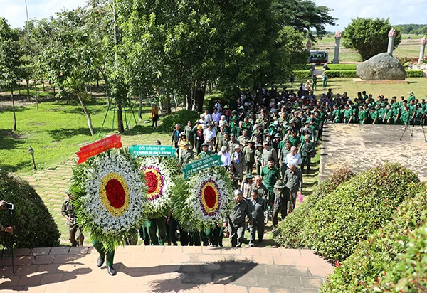 Đoàn dâng hoa lên Khu tưởng niệm Liệt sĩ Thanh niên xung phong