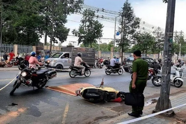 Tin tức tai nạn giao thông hôm nay 23/7/2020: Một phụ nữ bị xe chở rác cán tử vong 