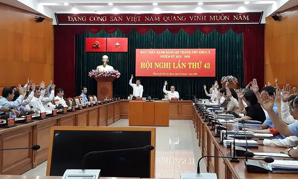  Các đại biểu biểu quyết thông qua Nghị quyết tại Hội nghị Ban Chấp hành Đảng bộ TPHCM lần thứ 43.