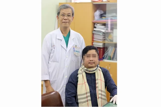 TS BS Phạm Hữu Thiện Chí - Phó khoa Ngọai Gan Mật Tụy -  Bệnh viện Chợ Rẫy cùng bệnh nhân sau ghép