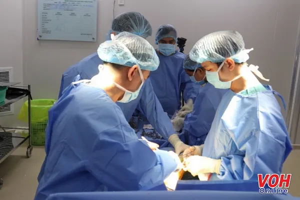 Các bác sĩ thực hiện phẫu thuật cứu đôi chân cho người bệnh