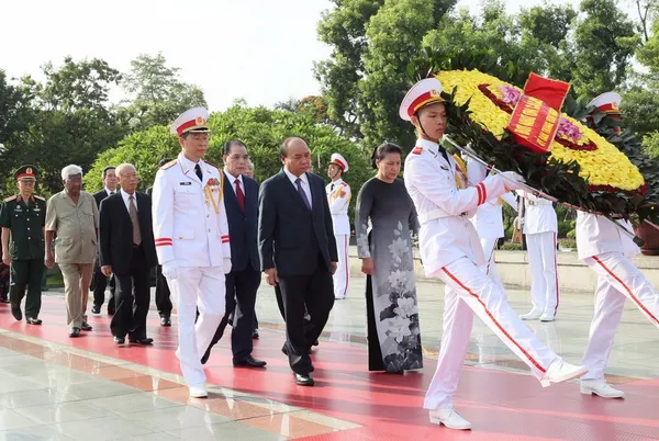Lãnh đạo Đảng, Nhà nước viếng Chủ tịch Hồ Chí Minh, tưởng niệm các anh hùng liệt sĩ ngày 25/07/2020 1
