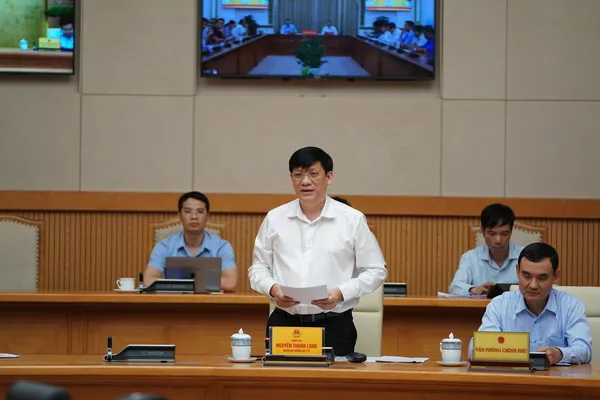 Quyền Bộ trưởng Y tế Nguyễn Thanh Long phát biểu tại cuộc họp. 