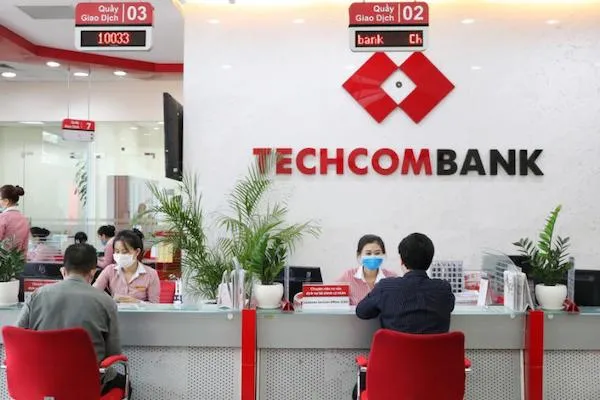 Khách hàng giao dịch tại chi nhánh của Techcombank