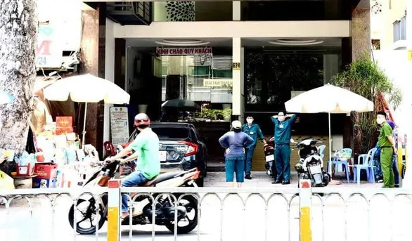 Lực lượng chức năng phong tỏa khu khách sạn đối diện Bệnh viện Chợ Rẫy 