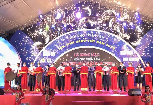 Cắt băng khai mạc hội chợ triển lãm tôn vinh hàng Việt năm 2020