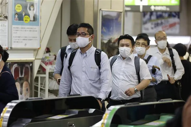 Người dân đeo khẩu trang phòng lây nhiễm COVID-19 tại nhà ga tàu hỏa ở Tokyo, Nhật Bản, 