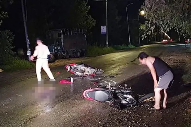 Tin tức tai nạn giao thông hôm nay 1/8/2020: Hai xe máy đấu đầu nhau, 2 người nguy kịch 