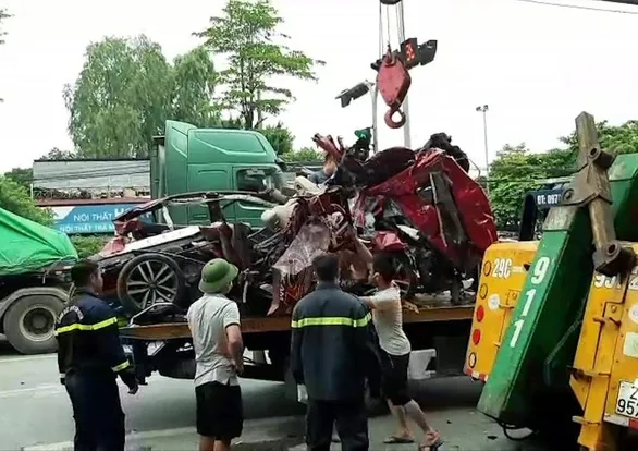 Tin tức tai nạn giao thông hôm nay 4/8/2020: Dừng đèn đỏ, xe container đè bẹp xe con, khiến 3 người tử vong 