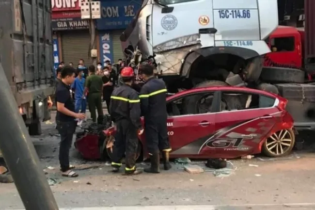 Tin tức tai nạn giao thông hôm nay 4/8/2020: Dừng đèn đỏ, xe container đè bẹp xe con, khiến 3 người tử vong 