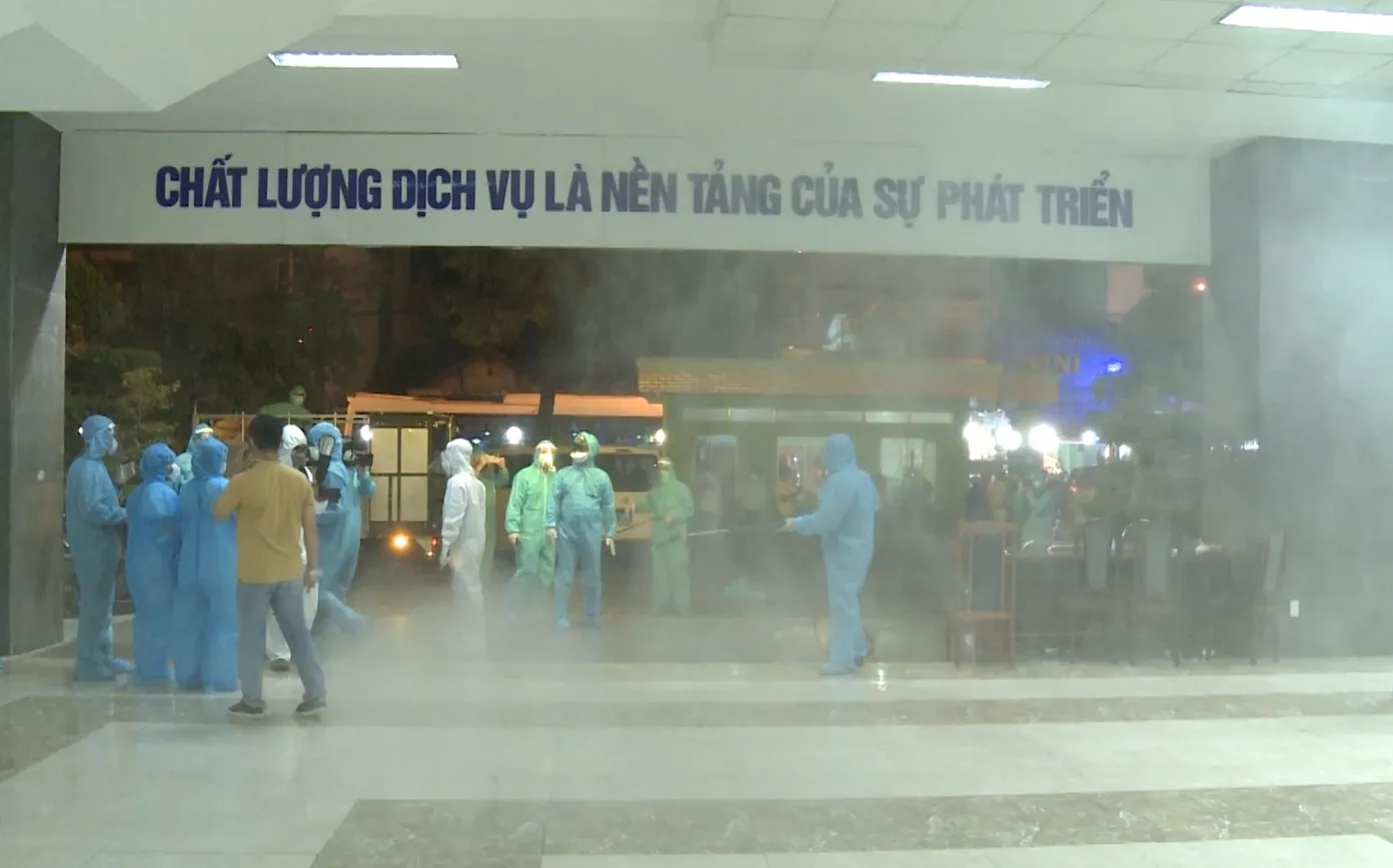  Quân đội khử khuẩn Bệnh viện C và Bệnh viện Đà Nẵng 