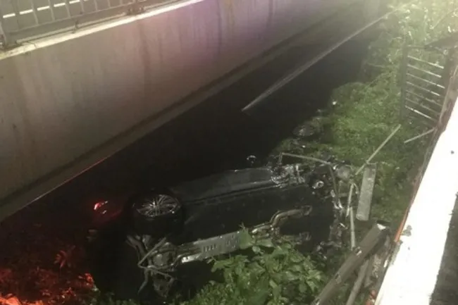 Tin tức tai nạn giao thông hôm nay 6/8/2020: Xế hộp Porsche tông vào lan can, rơi khỏi cầu Sài Gòn 