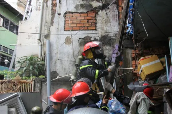 TPHCM: Cháy nhà trong hẻm, 8 người may mắn thoát chết
