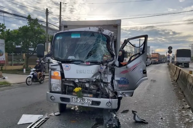 Tin tức tai nạn giao thông hôm nay 7/8/2020: Tông đuôi xe tải dừng đèn đỏ, tài xế mắc kẹt trong cabin 