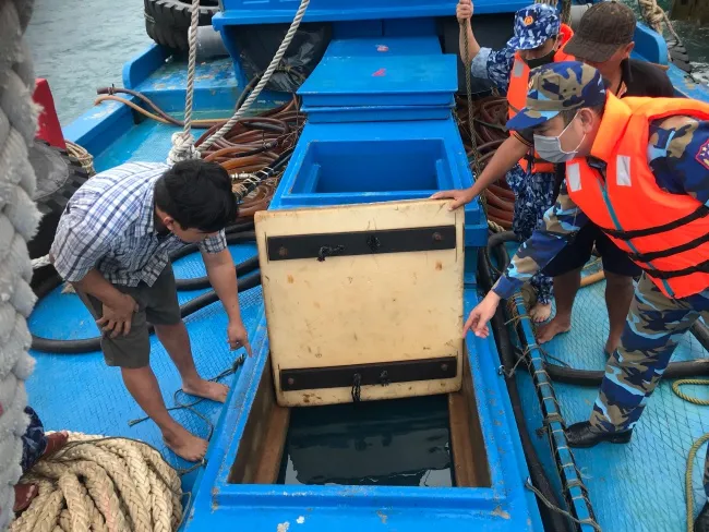 Lực lượng chức năng kiểm tra hàng hóa trên tàu vi phạm.