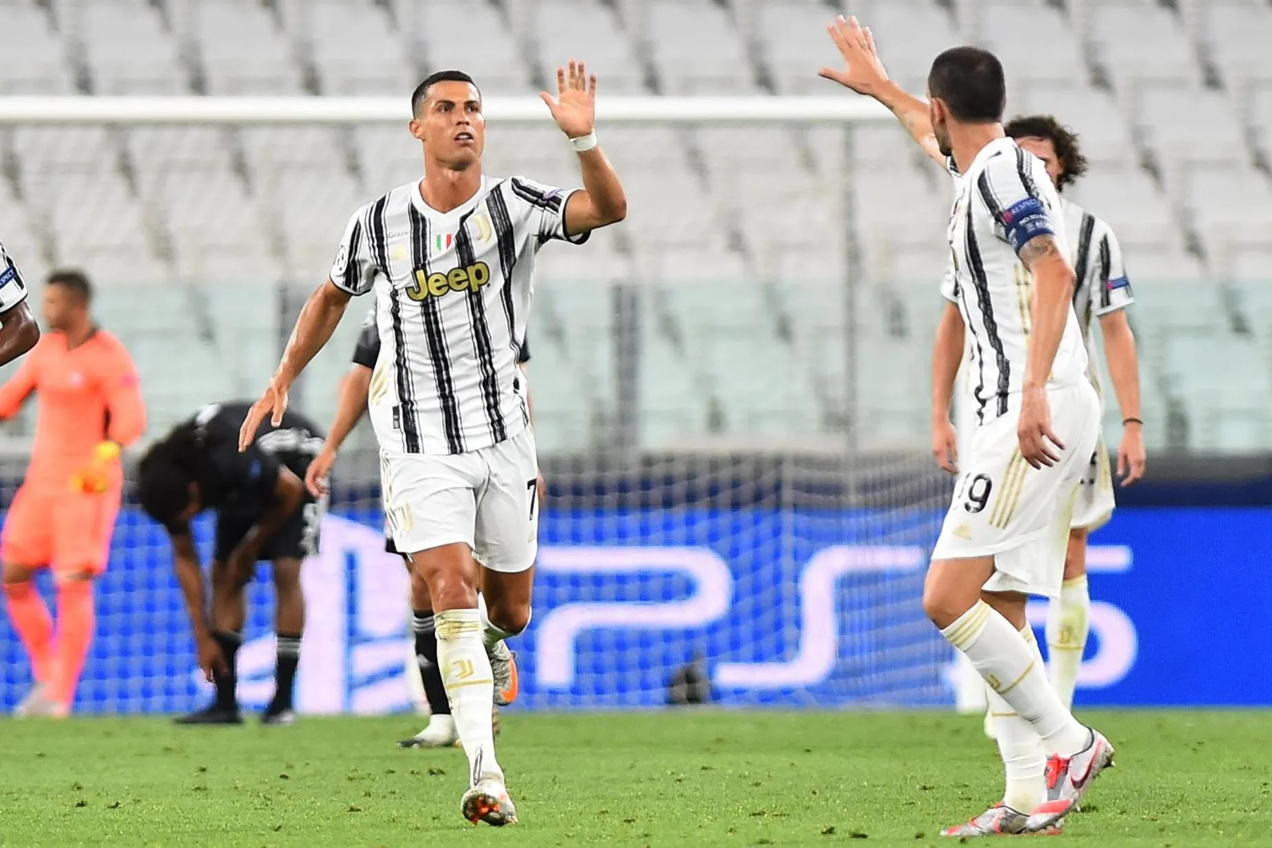 Diễn biến trận Juventus vs Lyon tại Cup C1: Dù thắng nhưng Juve vẫn ngậm ngùi dừng bước