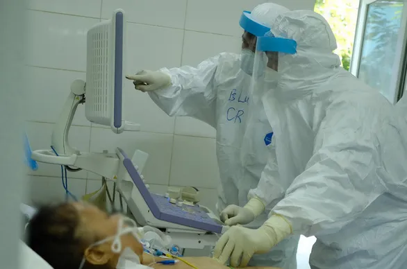Bác sĩ đang theo dõi tình hình sức khỏe bệnh nhân COVID-19 tại Bệnh viện Phổi Đà Nẵng