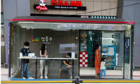 Người dân đeo khẩu trang phòng dịch trong một trạm chờ xe buýt ở thủ đô Seoul - Hàn Quốc -