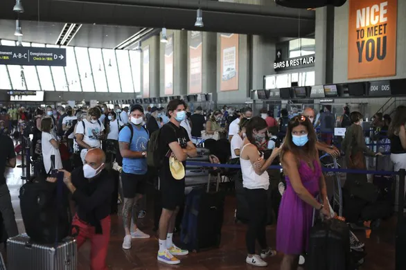 Hành khách xếp hàng chờ trước quầy làm thủ tục của hãng British Aiways tại sân bay Heathrow 