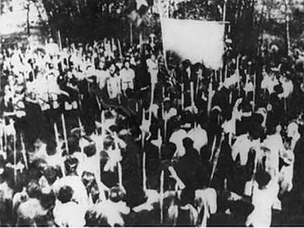 Nhân dân ngoại thành với tầm vông vạt nhọn kéo vô nội thành tham gia Tổng khởi nghĩa ở Sài Gòn  ngày 25/8/1945